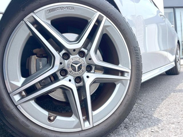 ●純正18インチアルミホイール:輸入車ならではの卓越した走りを支えるホイールと足回りです!日本車の走りに慣れている方にもぜひ体感して頂きたいほど、高いレベルでまとまっています!