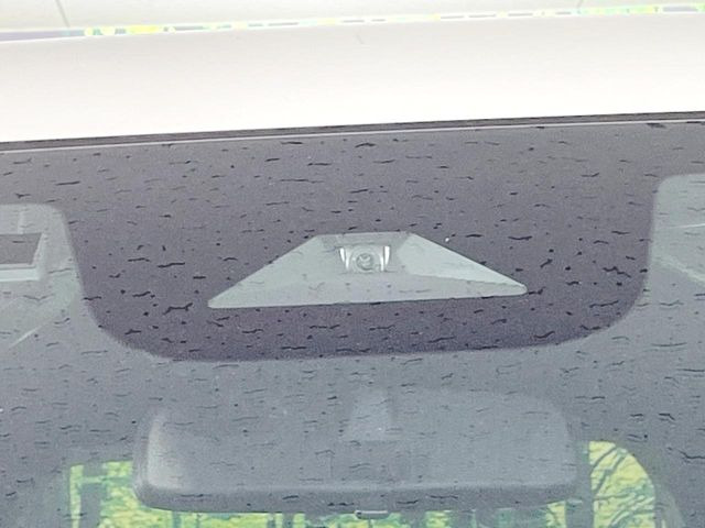 【ホンダセンシング】走行中に前方の車両等を認識し、衝突しそうな時は警報とブレーキで衝突回避と被害軽減をアシスト。より安全にドライブをお楽しみいただけます。