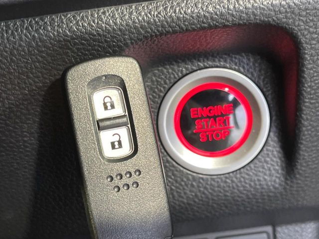 �yHonda�X�}�[�g�L�[�z�J�o����|�P�b�g�ɓ��ꂽ�܂܂ł��h�A�̎{���E�������\�ȃX�}�[�g�L�[�𑕔��B�G���W���̃I���E�I�t�����J�M�����o���K�v����������Ƃ��Ă��֗��ł���