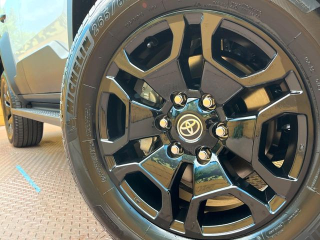 �y����18�C���`�A���~�z�C�[���z�O�ςɃ}�b�`���������A���~�z�C�[���𑕒����Ă���܂��B�e��ЊO�A���~�z�C�[����A�X�^�b�h���X�^�C�����戵�����Ă���܂��B���񂲑��k����������