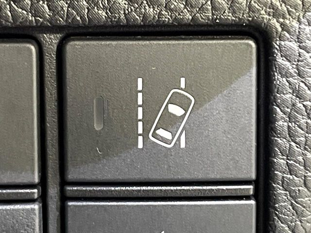 【車線維持支援システム】高速道路走行時、車線からはみ出しそうな時にステアリングを制御。より安心・安全な運転をサポートしてくれます!