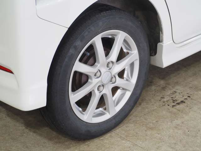 タイヤのホイールの細かいところまでキレイいにしてからお渡しします!