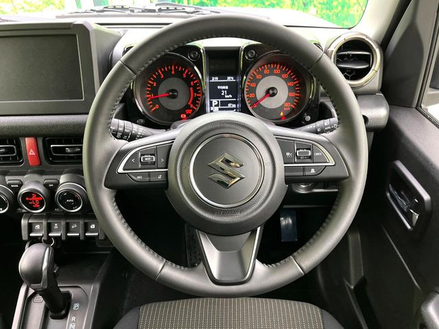 【純正革巻きステアリング】上質な革を使用することで、手にしっかり馴染みとても運転しやすいハンドルです♪