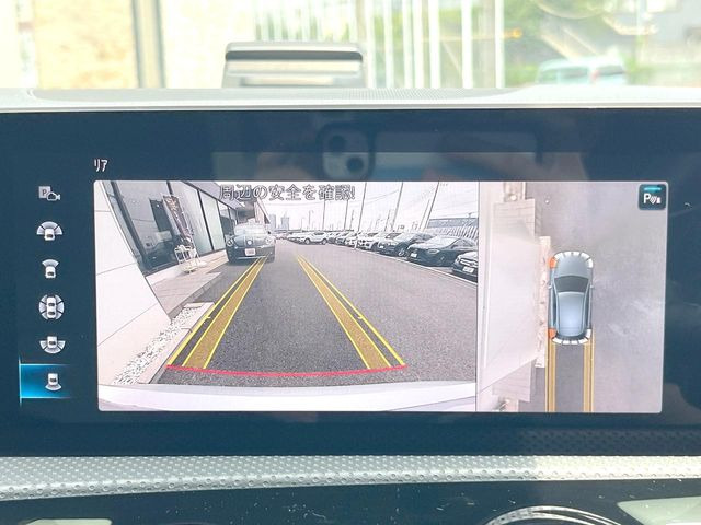 ●パノラミックビューモニター:専用のカメラにより、上から見下ろしたような視点で360度クルマの周囲を確認することができます☆死角部分も確認しやすく、狭い場所での切り返しや駐車もスムーズに行えます。