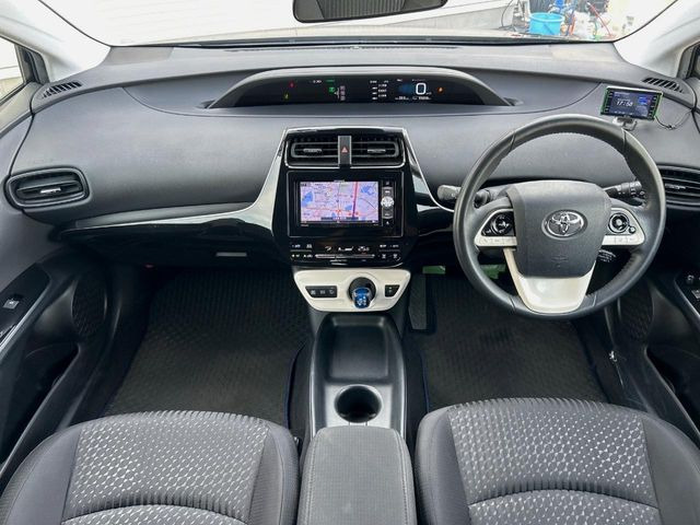 プリウス1.8 S