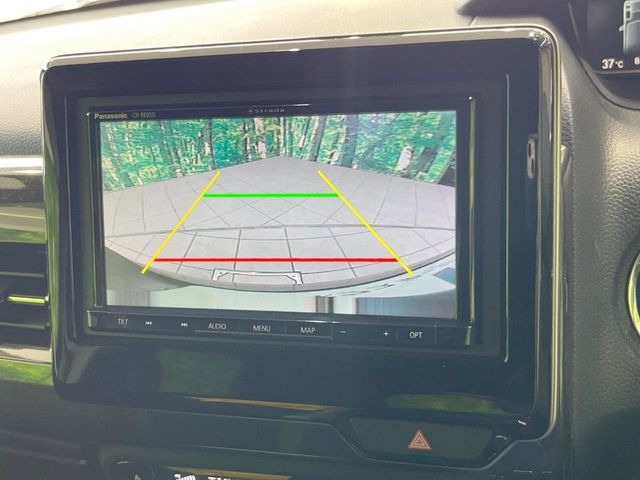 【バックカメラ】駐車時に後方がリアルタイム映像で確認できます。大型商業施設や立体駐車場での駐車時や、夜間のバック時に大活躍!運転スキルに関わらず、今や必須となった装備のひとつです!