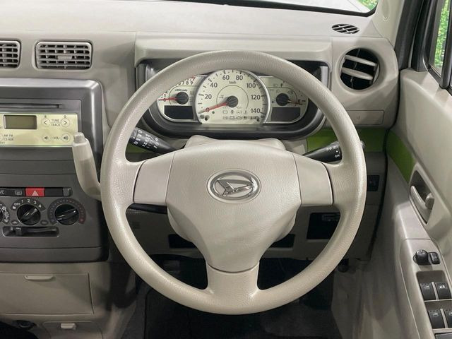 �C���e���A�ɍ��킹���f�U�C���̃X�e�A�����O�́A�^�]�������̂��Ƃ��l���A�^�]���₷���`��A�傫���ł��B�����x�A���ۂɐG���Ă��m���߂��������B