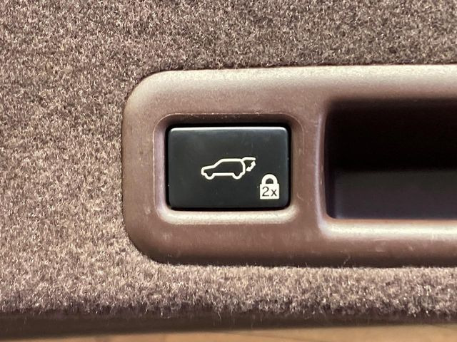 【パワーバックドア】スマートキーや運転席のボタンを押すだけでリアゲートが自動で開閉します!荷物を持っている時や、高い位置にあるバックドアを閉める際に便利な機能です♪