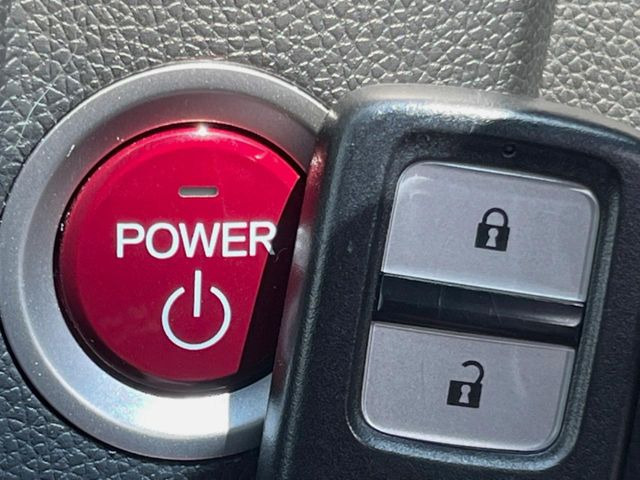 �yHonda�X�}�[�g�L�[�z�J�o����|�P�b�g�ɓ��ꂽ�܂܂ł��h�A�̎{���E�������\�ȃX�}�[�g�L�[�𑕔��B�G���W���̃I���E�I�t�����J�M�����o���K�v����������Ƃ��Ă��֗��ł���