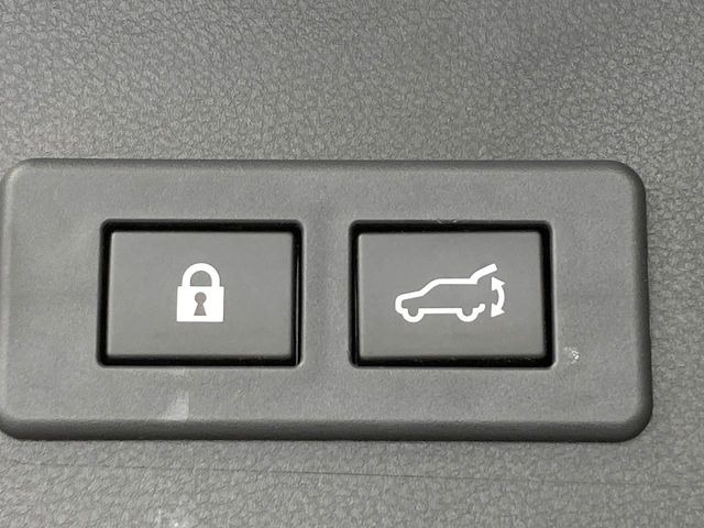 【ハンズフリーパワーバックドア】リアバンパー下部に足先を出し入れするだけでバックドアが自動で開閉♪両手が荷物でふさがっている時でもラクラク開閉操作が行えます!