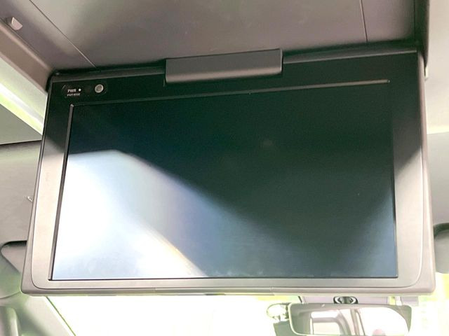 【フリップダウンモニター】大画面モニターで後席でもエンタメをお楽しみいただけます。小さなお子様にも大人気の装備です♪