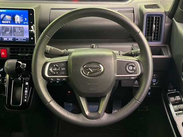 �C���e���A�ɍ��킹���f�U�C���̃X�e�A�����O�́A�^�]�������̂��Ƃ��l���A�^�]���₷���`��A�傫���ł��B�����x�A���ۂɐG���Ă��m���߂��������B