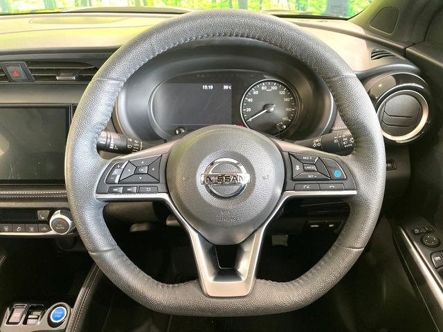 �C���e���A�ɍ��킹���f�U�C���̃X�e�A�����O�́A�^�]�������̂��Ƃ��l���A�^�]���₷���`��A�傫���ł��B�����x�A���ۂɐG���Ă��m���߂��������B