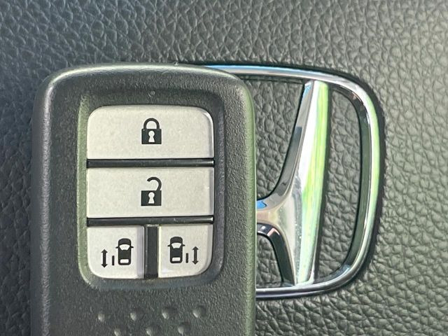 �yHonda�X�}�[�g�L�[�z�J�o����|�P�b�g�ɓ��ꂽ�܂܂ł��h�A�̎{���E�������\�ȃX�}�[�g�L�[�𑕔��B�G���W���̃I���E�I�t�����J�M�����o���K�v����������Ƃ��Ă��֗��ł���