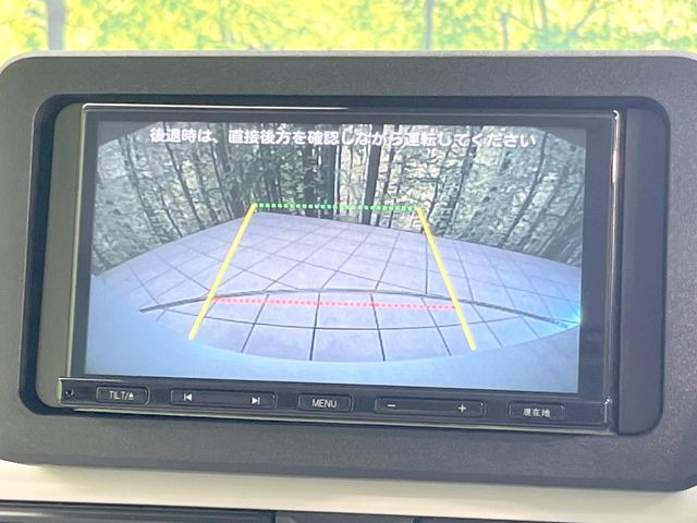 【バックカメラ】駐車時に後方がリアルタイム映像で確認できます。大型商業施設や立体駐車場での駐車時や、夜間のバック時に大活躍!運転スキルに関わらず、今や必須となった装備のひとつです!