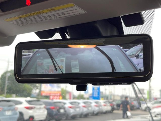 【スマートリヤビューミラー】後席の大きな荷物や同乗者で後方が確認しづらい時でも安心!カメラが撮影した車両後方の映像をルームミラー内に表示。クリアな視界で状況の確認が可能です!