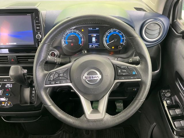 �C���e���A�ɍ��킹���f�U�C���̃X�e�A�����O�́A�^�]�������̂��Ƃ��l���A�^�]���₷���`��A�傫���ł��B�����x�A���ۂɐG���Ă��m���߂��������B