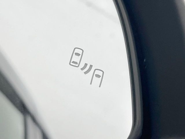 【ブラインドスポットモニター】走行中、ドアミラーの死角になりやすい箇所に後続車が接近するとサイドミラーのレンズに警告を表示!ドライバーに注意喚起をしてくれます。