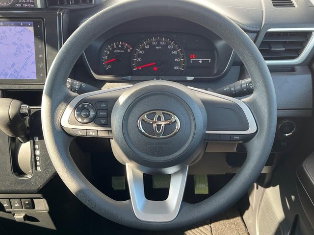 �C���e���A�ɍ��킹���f�U�C���̃X�e�A�����O�́A�^�]�������̂��Ƃ��l���A�^�]���₷���`��A�傫���ł��B�����x�A���ۂɐG���Ă��m���߂��������B