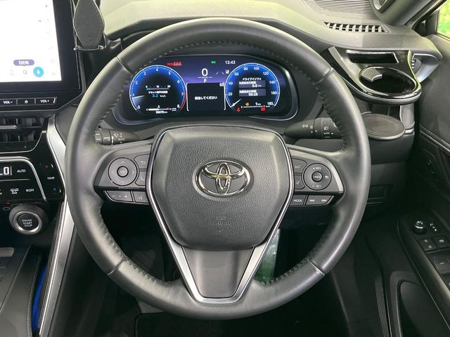 �C���e���A�ɍ��킹���f�U�C���̃X�e�A�����O�́A�^�]�������̂��Ƃ��l���A�^�]���₷���`��A�傫���ł��B�����x�A���ۂɐG���Ă��m���߂��������B