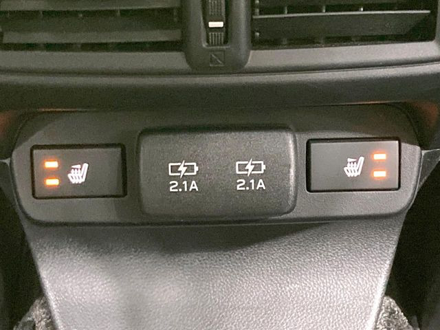 【前席+後席シートヒーター】寒い日に重宝するシートヒーターを後席にも装備!エアコンより早く温まってくれるので寒がりの人も安心ですね♪エアコンの温風は乾燥するから苦手、という方にもをおすすめです。