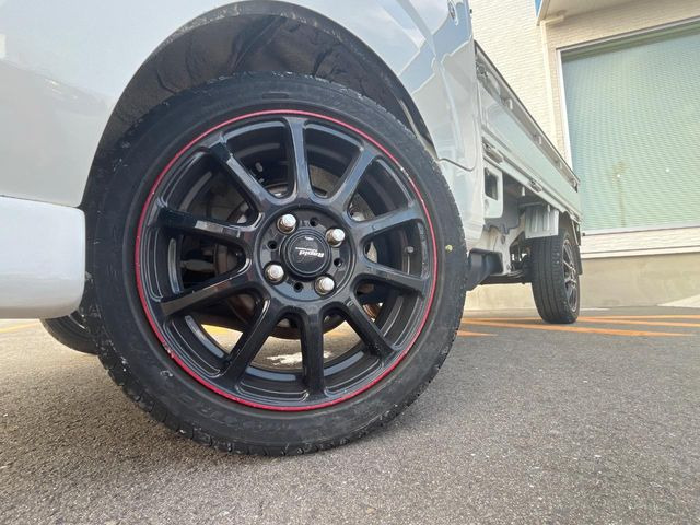�y15�C���`�A���~�z�C�[���z�O�ςɃ}�b�`�����A���~�z�C�[���𑕒����Ă���܂��B�e��A���~�z�C�[����A�X�^�b�h���X�^�C�����戵�����Ă���܂��B���񂲑��k����������