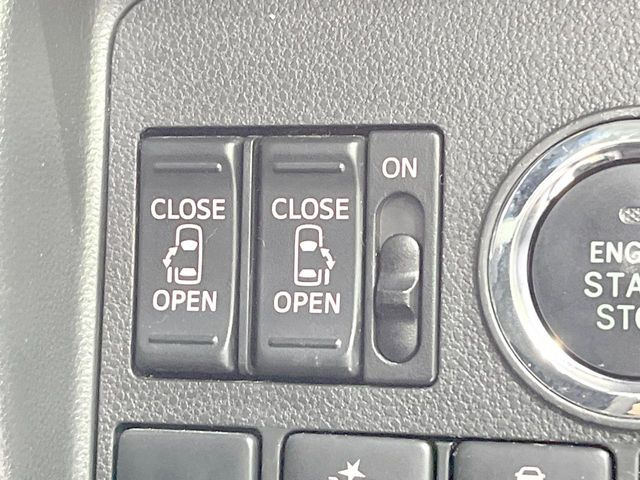 【両側パワースライドドア】スマートキーや運転席のスイッチで後席両側スライドドアの開閉が可能♪電動だから力を入れてドアを開ける必要が無く、小さなお子様でも簡単に開け閉めでき快適です♪