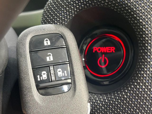 �yHonda�X�}�[�g�L�[�z�J�o����|�P�b�g�ɓ��ꂽ�܂܂ł��h�A�̎{���E�������\�ȃX�}�[�g�L�[�𑕔��B�G���W���̃I���E�I�t�����J�M�����o���K�v����������Ƃ��Ă��֗��ł���