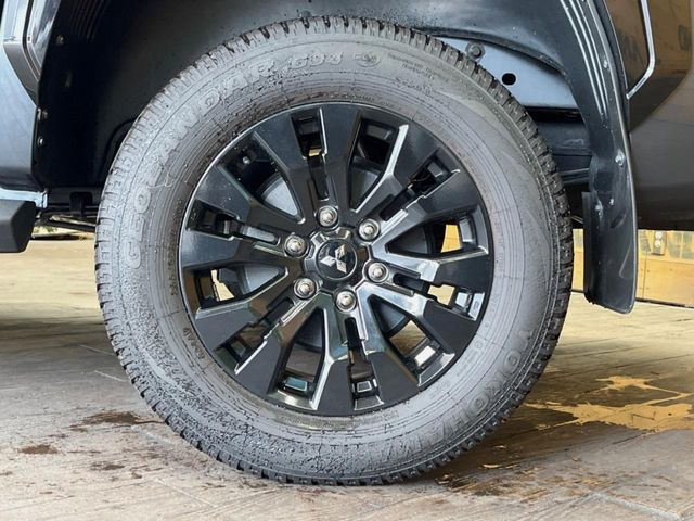 �y�O���[�h��p����18�C���`�A���~�z�C�[���z�f�U�C�����̍��������A���~�z�C�[���𑕒����Ă���܂��B�e��ЊO�A���~�z�C�[����A�X�^�b�h���X�^�C�����戵�����Ă���܂��B���񂲑��k����������