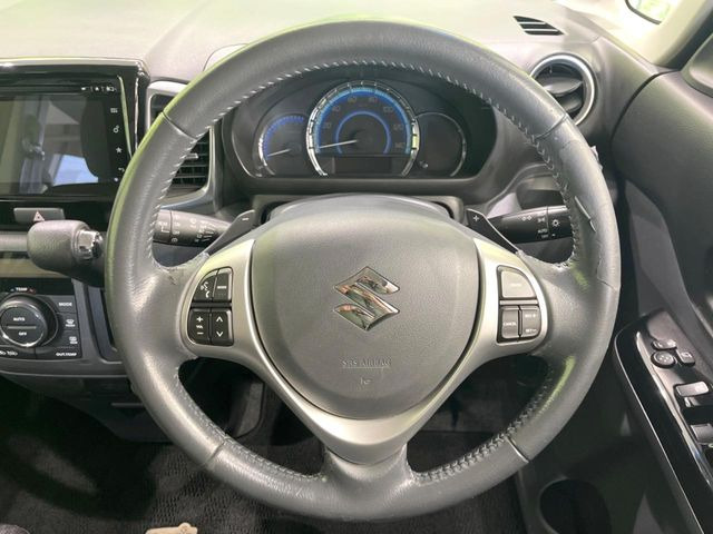 �C���e���A�ɍ��킹���f�U�C���̃X�e�A�����O�́A�^�]�������̂��Ƃ��l���A�^�]���₷���`��A�傫���ł��B�����x�A���ۂɐG���Ă��m���߂��������B