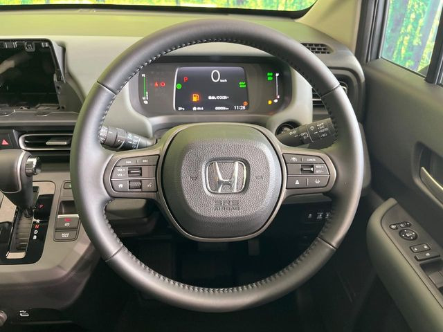 �C���e���A�ɍ��킹���f�U�C���̃X�e�A�����O�́A�^�]�������̂��Ƃ��l���A�^�]���₷���`��A�傫���ł��B�����x�A���ۂɐG���Ă��m���߂��������B
