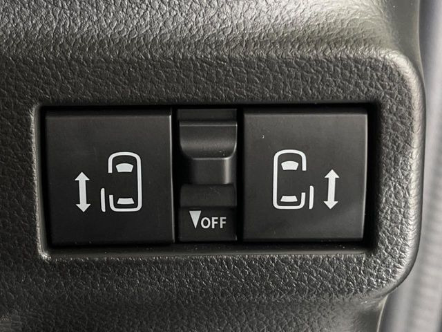 【両側パワースライドドア】スマートキーや運転席のスイッチで後席両側スライドドアの開閉が可能♪電動だから力を入れてドアを開ける必要が無く、小さなお子様でも簡単に開け閉めでき快適です♪