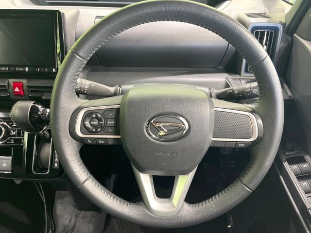 �C���e���A�ɍ��킹���f�U�C���̃X�e�A�����O�́A�^�]�������̂��Ƃ��l���A�^�]���₷���`��A�傫���ł��B�����x�A���ۂɐG���Ă��m���߂��������B