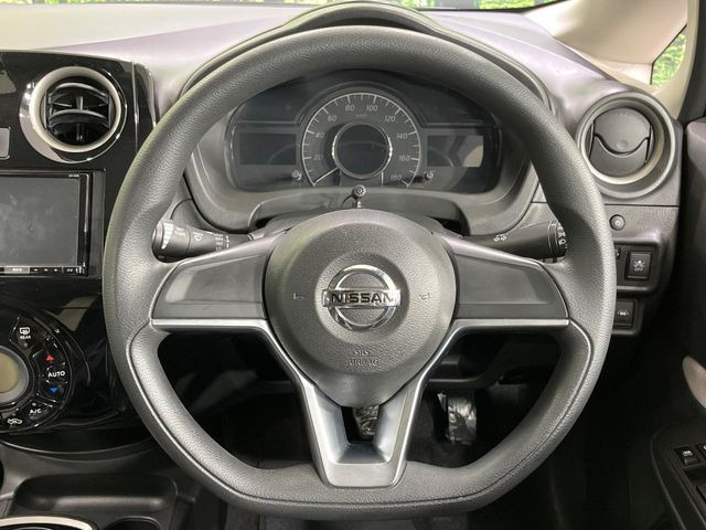 �C���e���A�ɍ��킹���f�U�C���̃X�e�A�����O�́A�^�]�������̂��Ƃ��l���A�^�]���₷���`��A�傫���ł��B�����x�A���ۂɐG���Ă��m���߂��������B