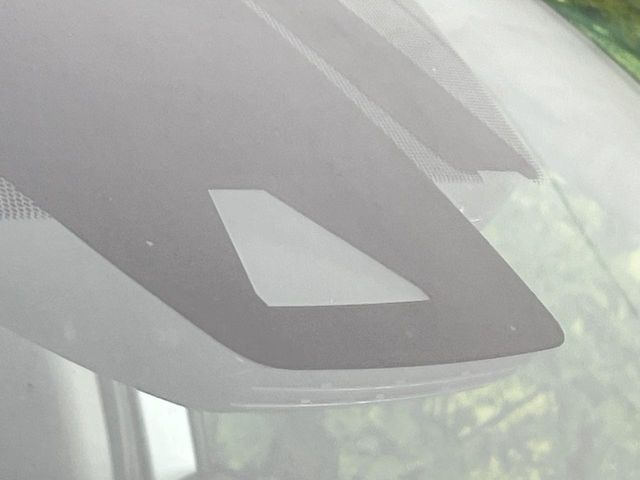 【トヨタセーフティセンス】走行中に前方の車両等を認識し、衝突しそうな時は警報とブレーキで衝突回避と被害軽減をアシスト。より安全にドライブをお楽しみいただけます。