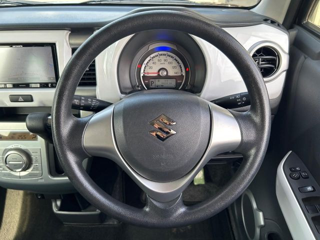 �C���e���A�ɍ��킹���f�U�C���̃X�e�A�����O�́A�^�]�������̂��Ƃ��l���A�^�]���₷���`��A�傫���ł��B�����x�A���ۂɐG���Ă��m���߂��������B