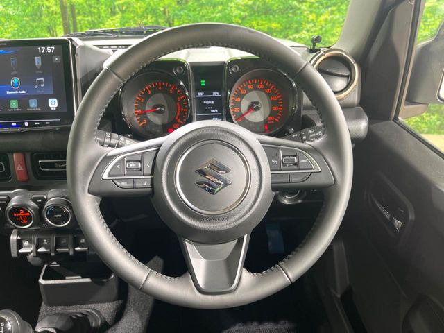 �C���e���A�ɍ��킹���f�U�C���̃X�e�A�����O�́A�^�]�������̂��Ƃ��l���A�^�]���₷���`��A�傫���ł��B�����x�A���ۂɐG���Ă��m���߂��������B