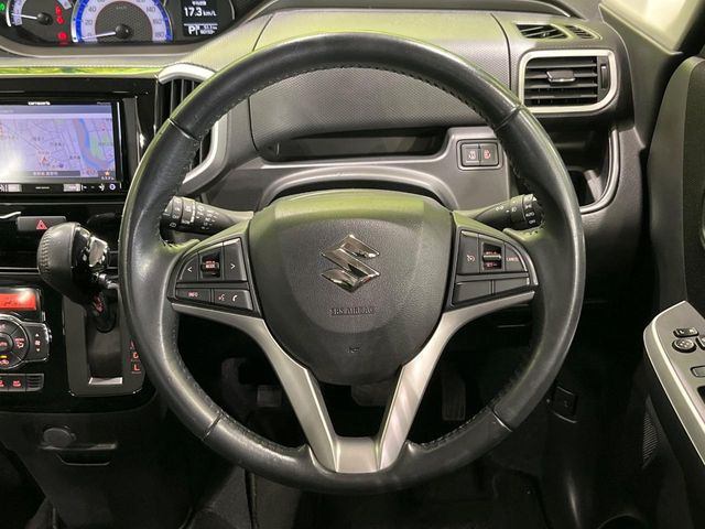 �C���e���A�ɍ��킹���f�U�C���̃X�e�A�����O�́A�^�]�������̂��Ƃ��l���A�^�]���₷���`��A�傫���ł��B�����x�A���ۂɐG���Ă��m���߂��������B