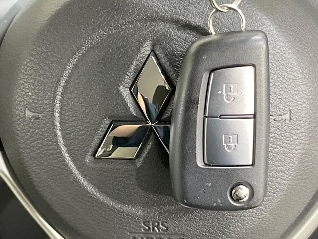 【キーレス】少し離れた場所からでもボタン一つでドアの開錠・施錠ができるのでとっても便利!ドアの鍵穴周りに傷をつけることもありません