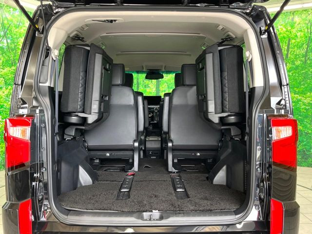 後席を格納すると、これだけの広さが!シーンに合わせたシートアレンジで、大きな荷物も積むことが出来ます♪
