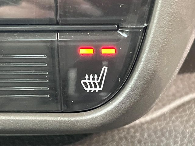 【シートヒーター】寒い日に重宝するシートヒーター!エアコンより早く温まってくれるので寒がりの人も安心ですね♪エアコンの温風は乾燥するから苦手、という方にもをおすすめです。