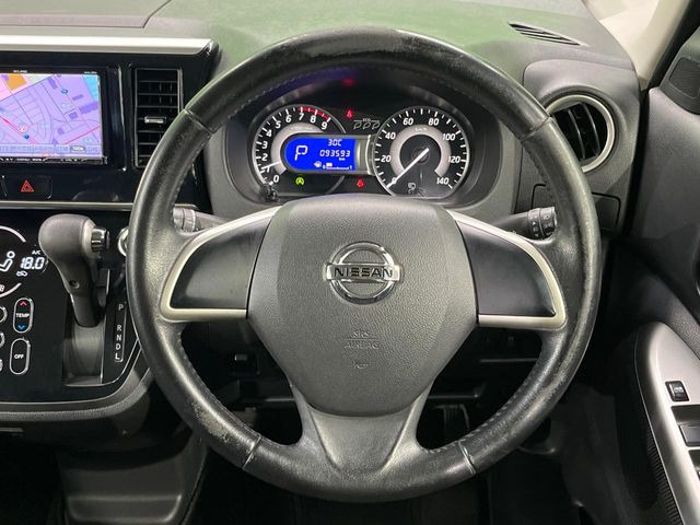 �C���e���A�ɍ��킹���f�U�C���̃X�e�A�����O�́A�^�]�������̂��Ƃ��l���A�^�]���₷���`��A�傫���ł��B�����x�A���ۂɐG���Ă��m���߂��������B