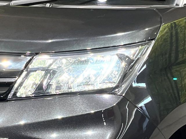 【LEDヘッドライト】悪天候や夜間走行時も良好な視界を確保し安心して運転できる高輝度LEDヘッドライトを装備!点灯速度が早く、消費電力も抑えられています。