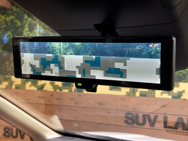【インテリジェントルームミラー】後席の大きな荷物や同乗者で後方が確認しづらい時でも安心!カメラが撮影した車両後方の映像をルームミラー内に表示。クリアな視界で状況の確認が可能です!