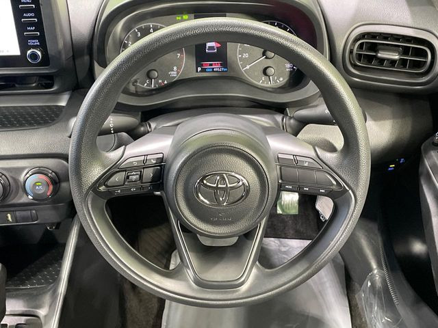 �C���e���A�ɍ��킹���f�U�C���̃X�e�A�����O�́A�^�]�������̂��Ƃ��l���A�^�]���₷���`��A�傫���ł��B�����x�A���ۂɐG���Ă��m���߂��������B