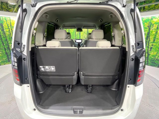 ���i�̂���������ʋ΁A���}���ɏ\���ȉ׎��X�y�[�X���m�ۂ��Ă���܂��B�Z�J���h�V�[�g��|���ƁA�傫�ȉו��̐ύڂ��\�ł���