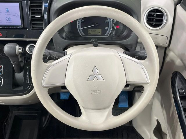 �C���e���A�ɍ��킹���f�U�C���̃X�e�A�����O�́A�^�]�������̂��Ƃ��l���A�^�]���₷���`��A�傫���ł��B�����x�A���ۂɐG���Ă��m���߂��������B