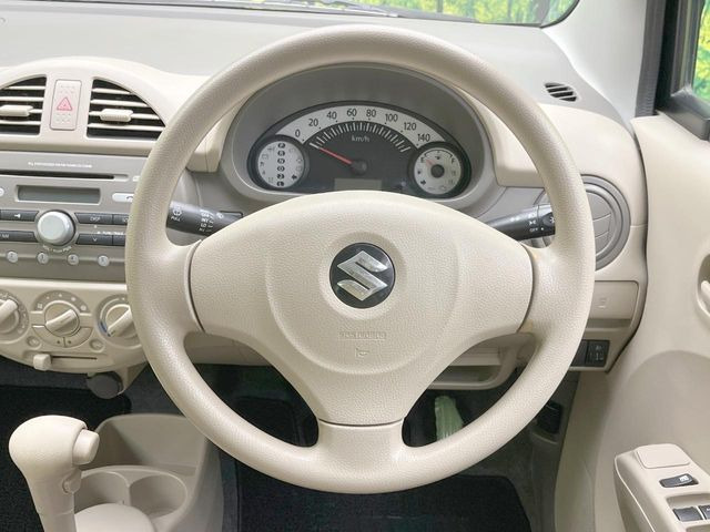 �C���e���A�ɍ��킹���f�U�C���̃X�e�A�����O�́A�^�]�������̂��Ƃ��l���A�^�]���₷���`��A�傫���ł��B�����x�A���ۂɐG���Ă��m���߂��������B