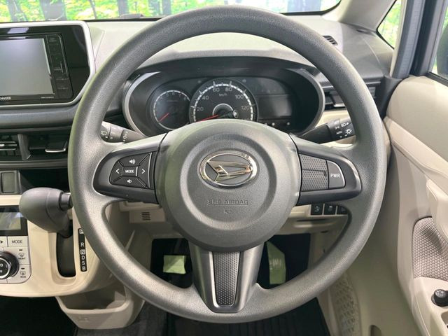 �C���e���A�ɍ��킹���f�U�C���̃X�e�A�����O�́A�^�]�������̂��Ƃ��l���A�^�]���₷���`��A�傫���ł��B�����x�A���ۂɐG���Ă��m���߂��������B