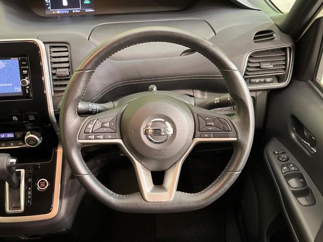 �C���e���A�ɍ��킹���f�U�C���̃X�e�A�����O�́A�^�]�������̂��Ƃ��l���A�^�]���₷���`��A�傫���ł��B�����x�A���ۂɐG���Ă��m���߂��������B